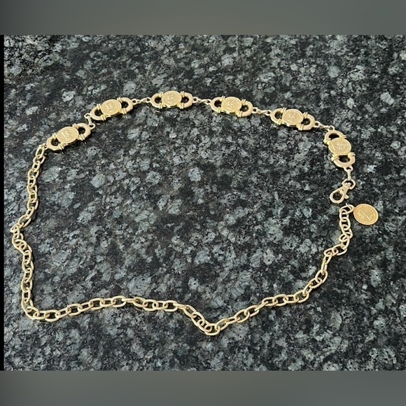 elizabeth 11 dei gratia regina f.d belt metallic 
coin​​​